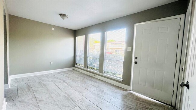 Building Photo - 4016 Woodfern Dr