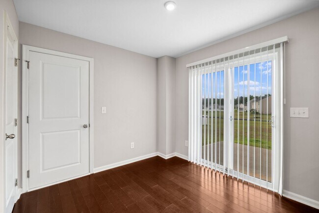 Building Photo - ?Beautifully F?resh Painted Carpetless 4-B...