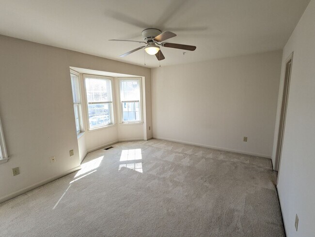 Building Photo - 3 Level End Unit townhouse available mid O...