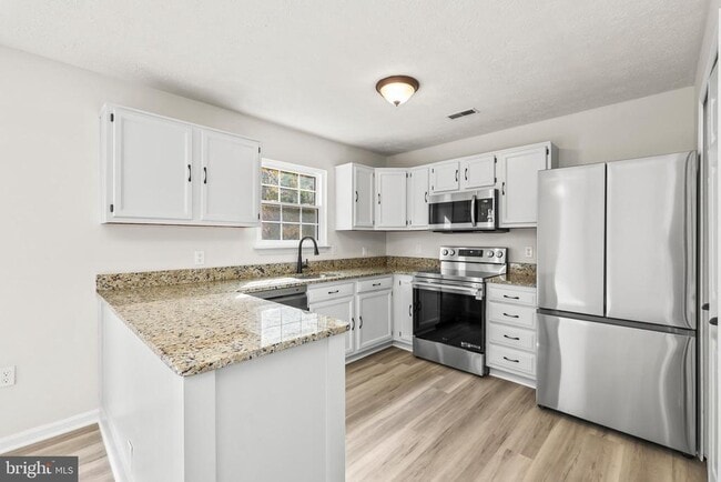 Building Photo - 306 Kings Crest Dr