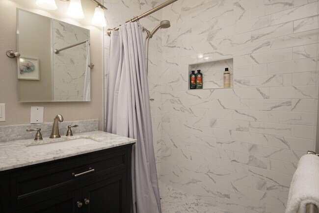 Building Photo - 37 Magnolia Ave SE