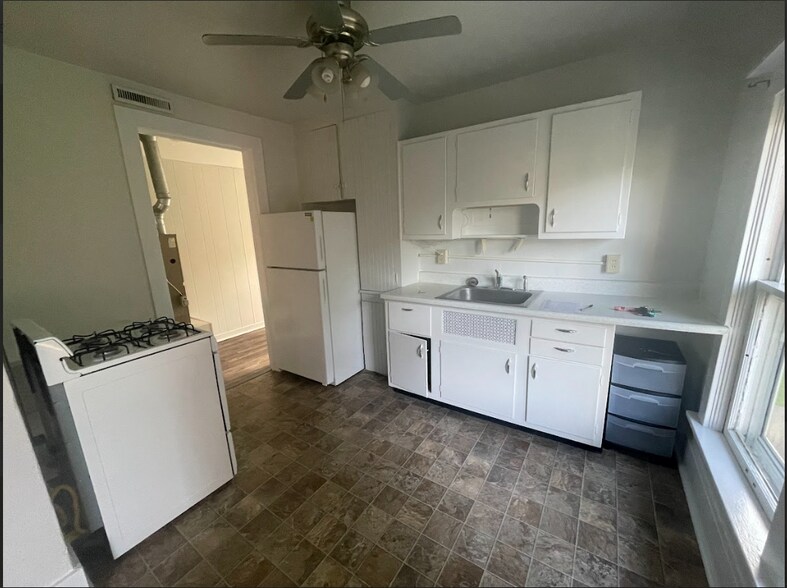 Building Photo - 161 N Prairie St