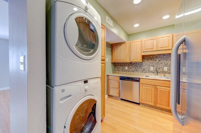 Building Photo - 1547 E Swan Cir
