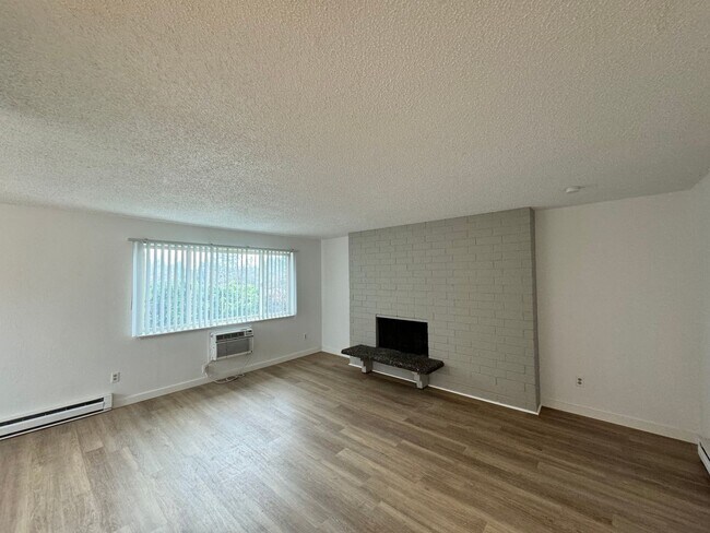 Building Photo - Stunning 2 Bed, 1 Bath w/ Laundry & AC in ...