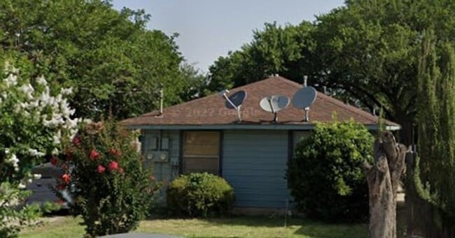 Building Photo - 2526 Louise St