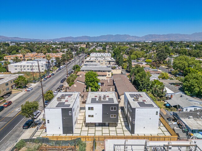 Building Photo - 6832 Hazeltine Ave