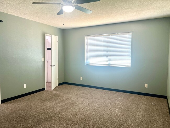Building Photo - 1310 E Buckhorn Dr