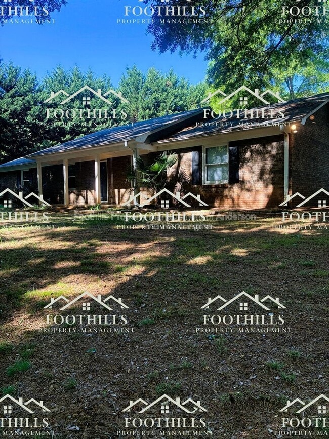 Building Photo - 303 Green Forest Dr