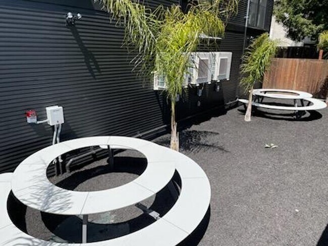 Building Photo - Please call Shami at (415) 225-2543 to sch...