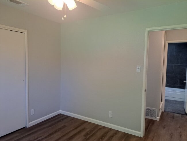 Building Photo - 4 Bedroom / 2 Bath / 2 Car Garage