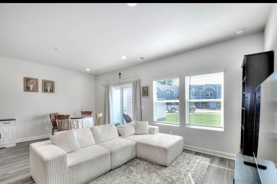Building Photo - 1652 Village Grove Ln