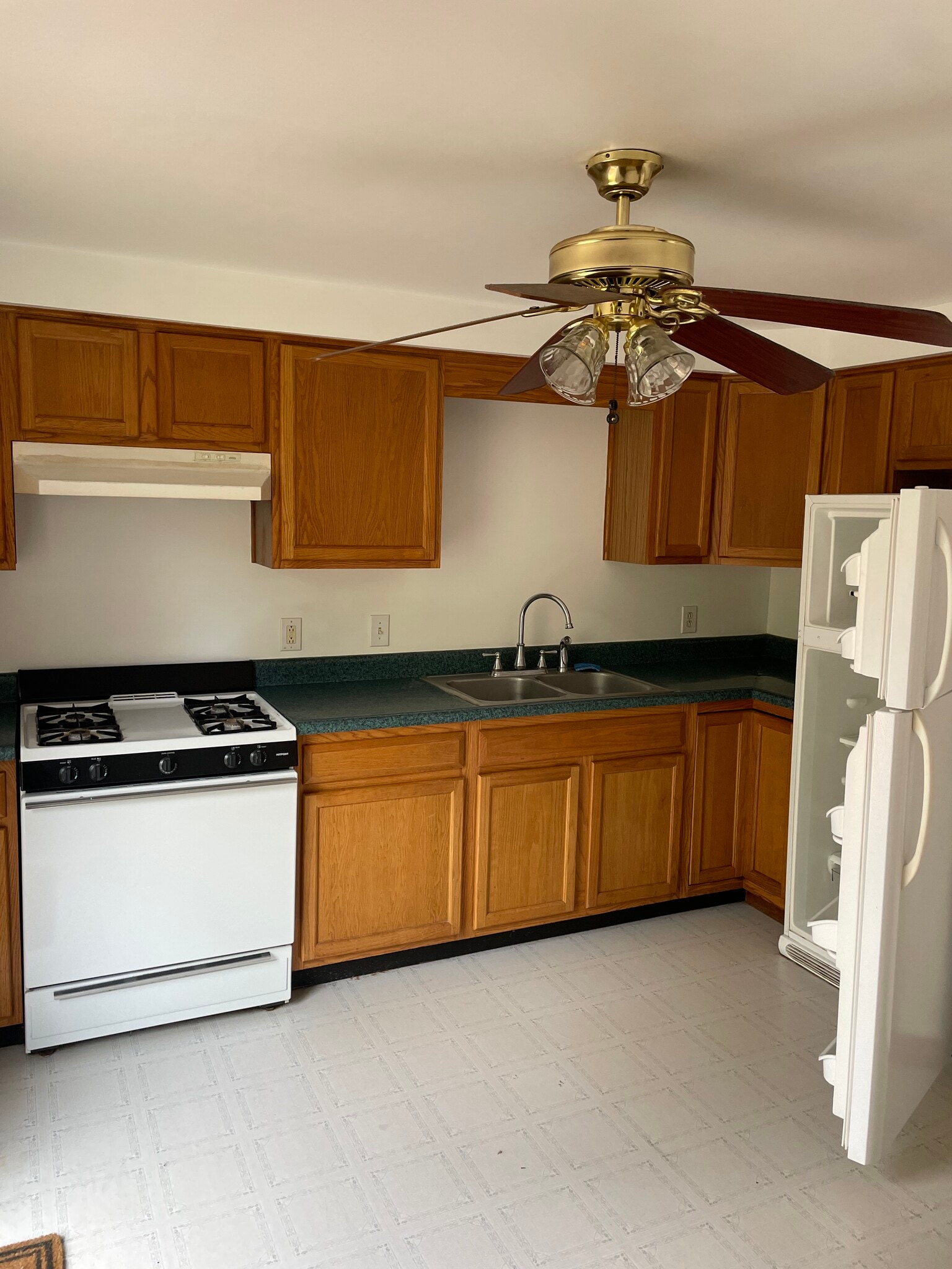 Building Photo - 677 Valley Rd