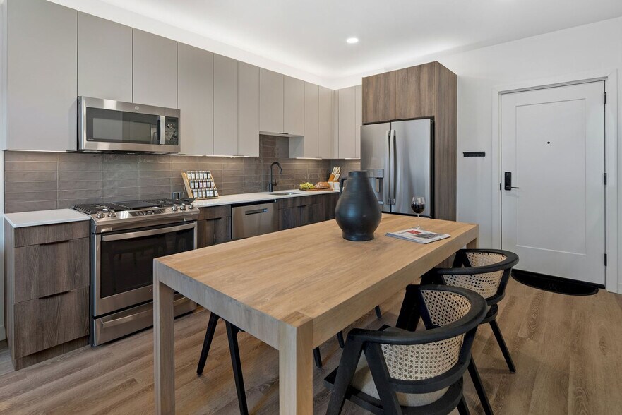 Building Photo - 484 2nd St