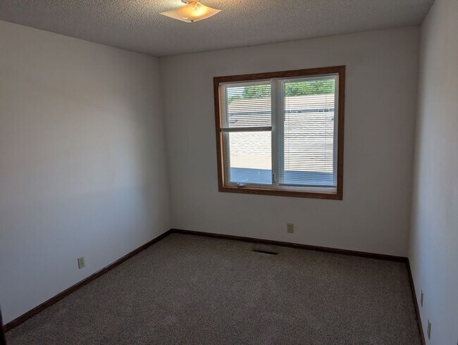 Building Photo - 2215 Mirwyn Ct