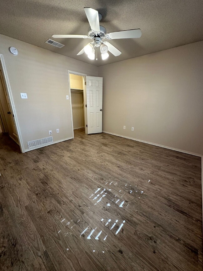 Building Photo - Spacious 3/2/2 - Freshly Updated