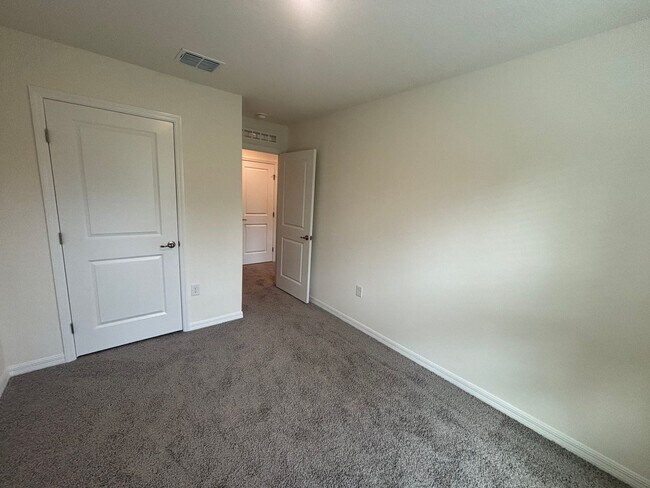 Building Photo - Amazing Location! Town House with Garage I...