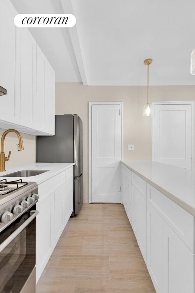 Building Photo - 76-15 35th Ave