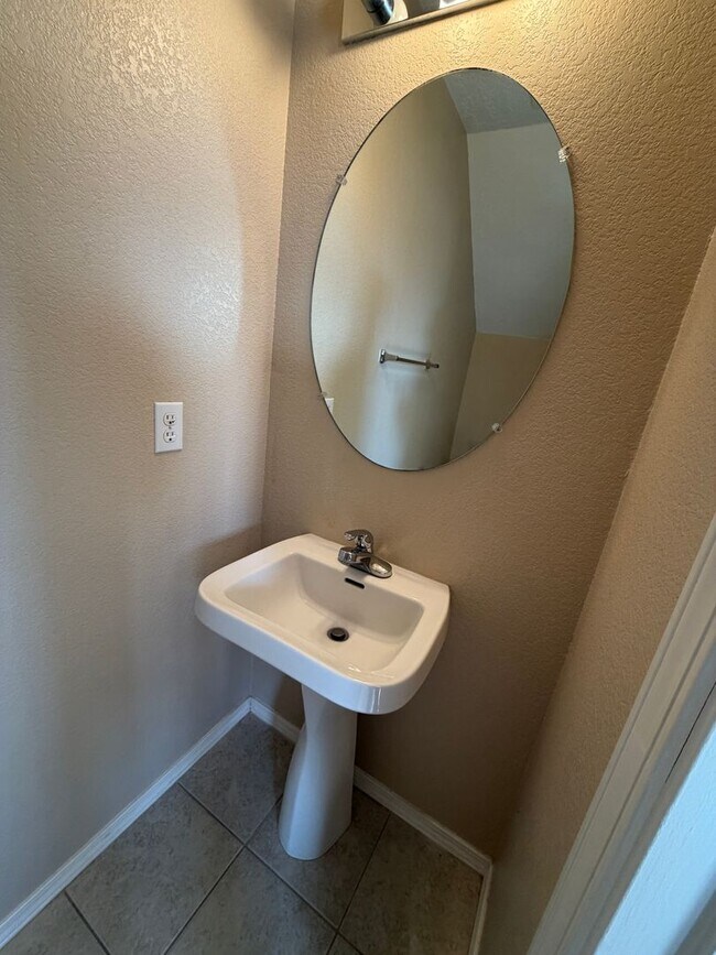 Building Photo - 4 Bedroom Home Available Near Unser Blvd NW & McMahon Blvd!