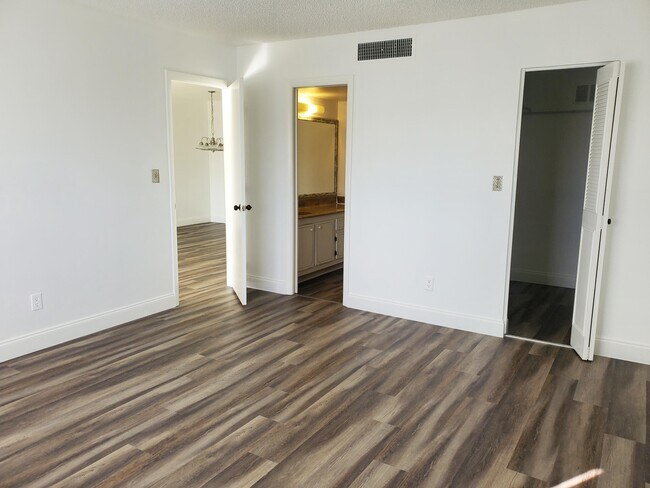 Building Photo - 6050 NW 64th Ave