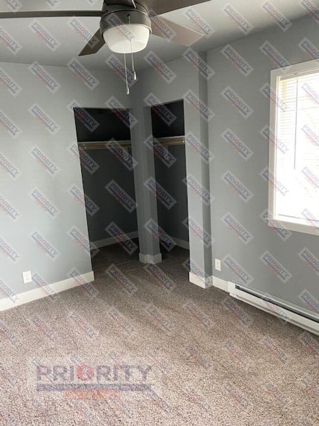 Building Photo - Townhome with a garage!