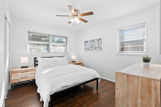 Building Photo - 814 Holiday Ave