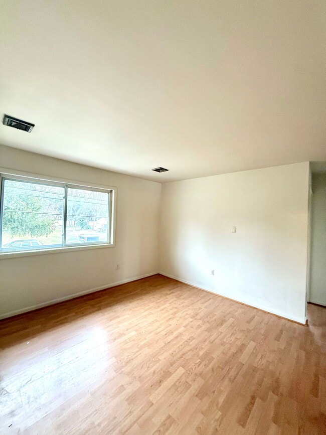 Building Photo - 33 Grandview Dr