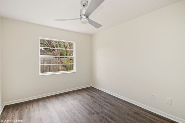 Building Photo - Beautiful 3 bedroom 2 bath Longwood Home