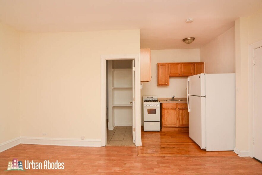 Building Photo - 4852 N Damen Ave