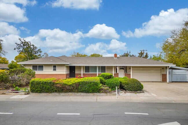 Primary Photo - 1020 Seamas Ave