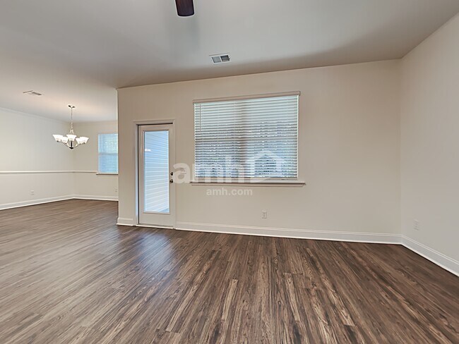 Building Photo - 605 W Lionel Rd