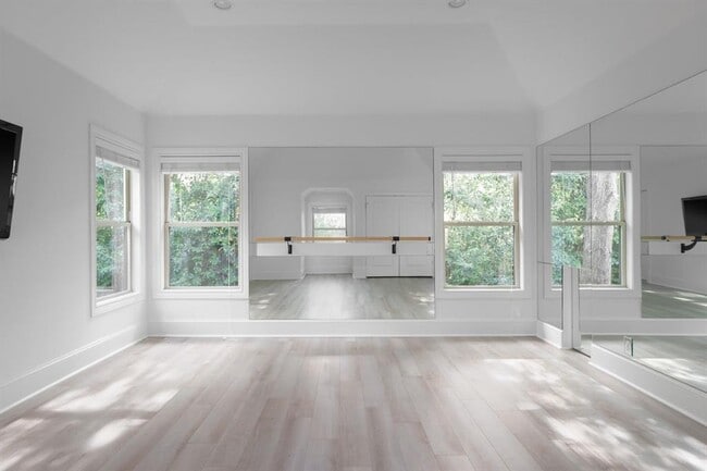 Building Photo - 506 Konstanty Cir