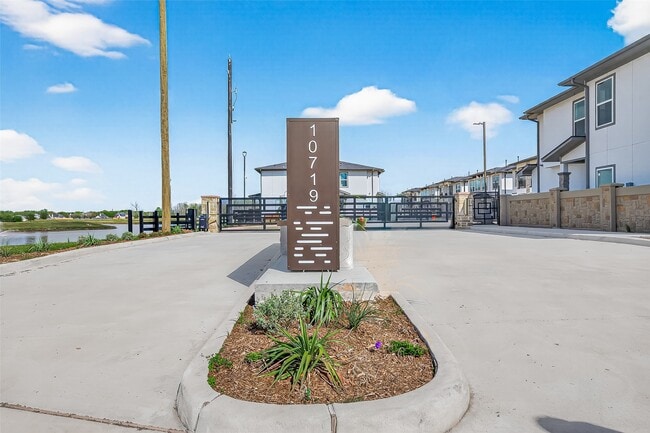 Building Photo - 10719 Mason Rd