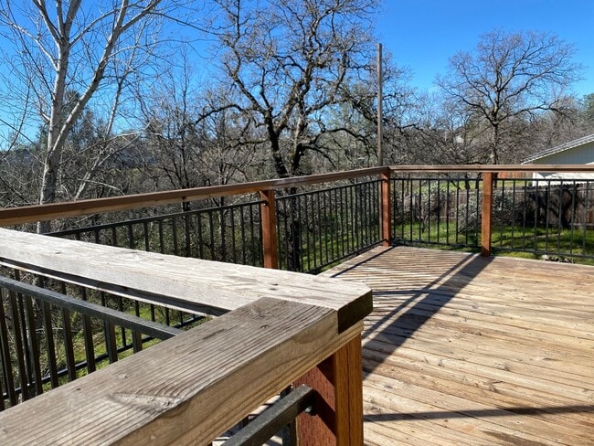 Building Photo - Well maintained home on 1.14 acres - Landscaping included!