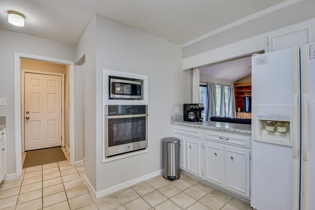 Building Photo - 634 Kettle Creek Dr