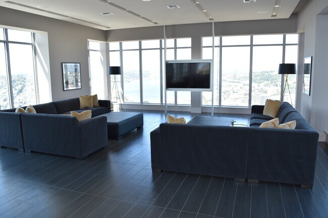 Building Photo - Spacious Luxury One Bedroom - Insignia
