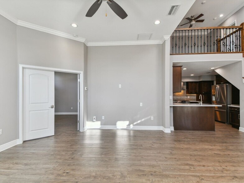 Building Photo - 21000 Isola Bella Cir