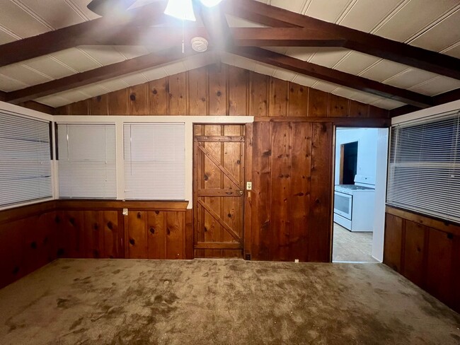 Building Photo - 665F