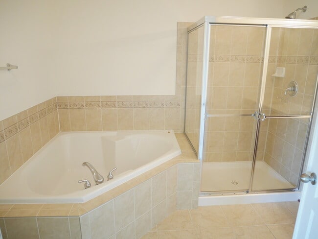 Building Photo - Gorgeous Townhome with 2 Car Garage locate...