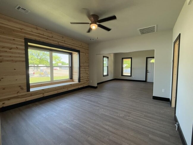 Building Photo - 618 E Gentry Ave