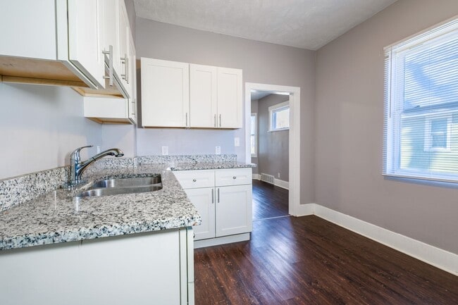 Building Photo - Spacious and Inviting 3 Bed 2 Bath House!