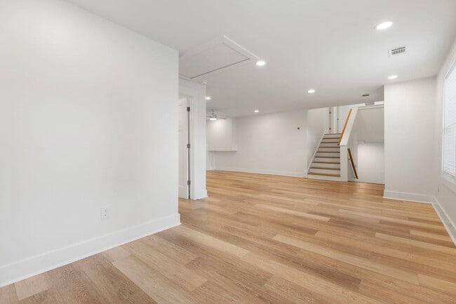 Building Photo - Four Bedroom Four Bath Home