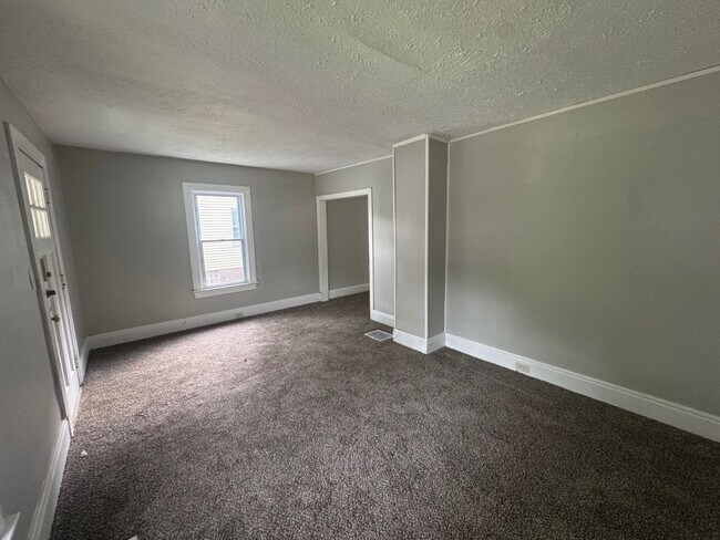 Building Photo - Charming 3-Bedroom Property in Prime Location