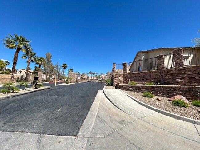 Building Photo - Gated Townhome 3-Bedrooms 2.5-Bathrooms!