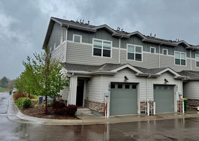 Primary Photo - Wonderful End Unit 2 Bed/2.5 Bath Townhome...