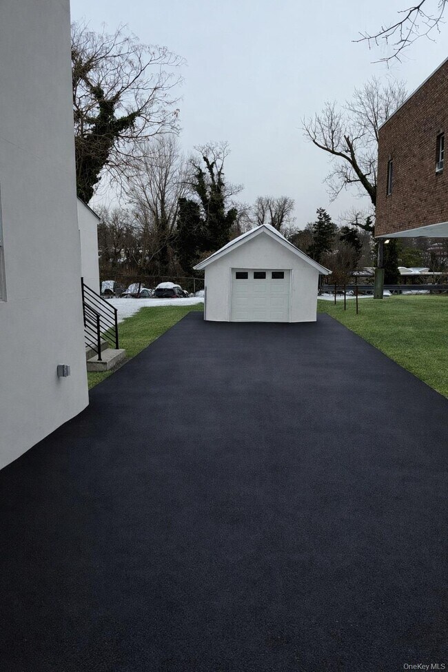 Building Photo - 204 E Shore Rd