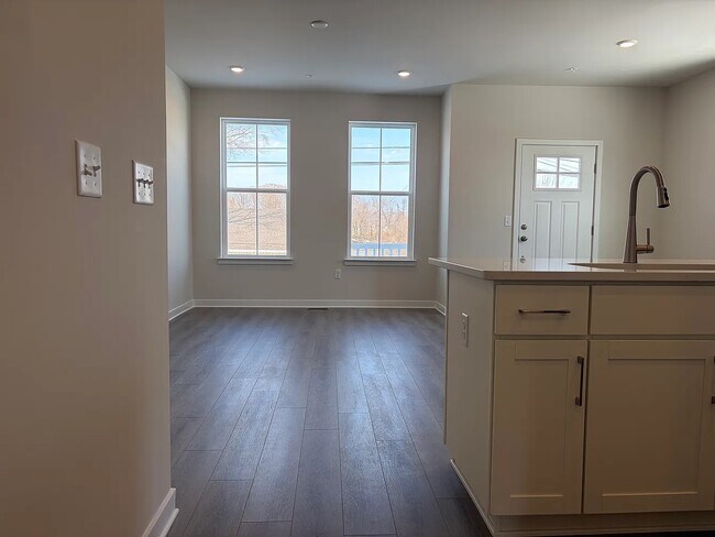 Building Photo - 101 Abramo Victor Dr