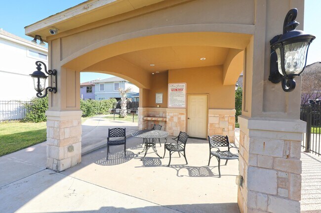 Building Photo - 9813 Sandhill Dr