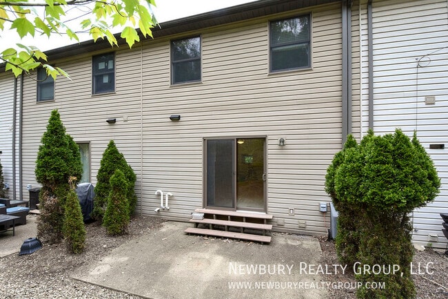 Building Photo - 135 Banksville Pl