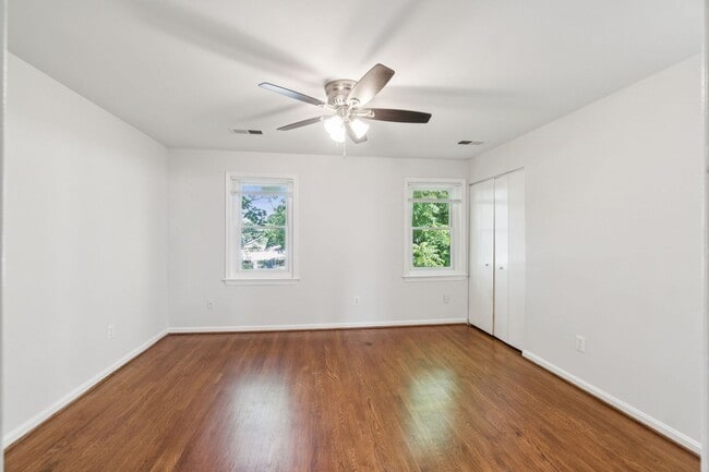 Building Photo - Wonderful, 4 level Arlington Brick townhome!