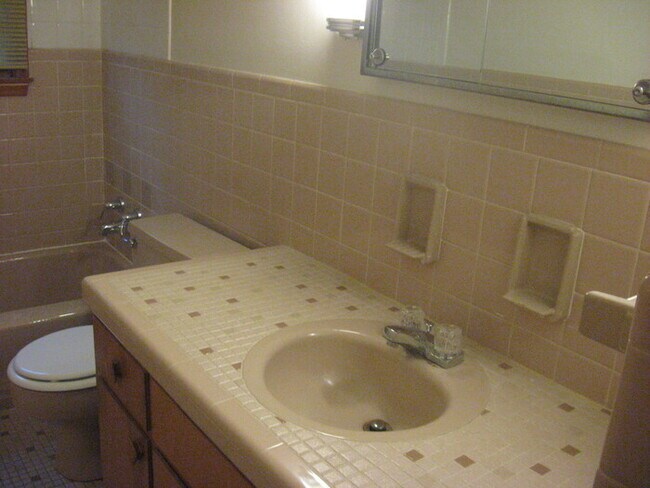 Building Photo - Duplex-Great neighborhood!